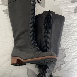 Vintage UGG knee high black leather fleece lined boots. 1 inch heel